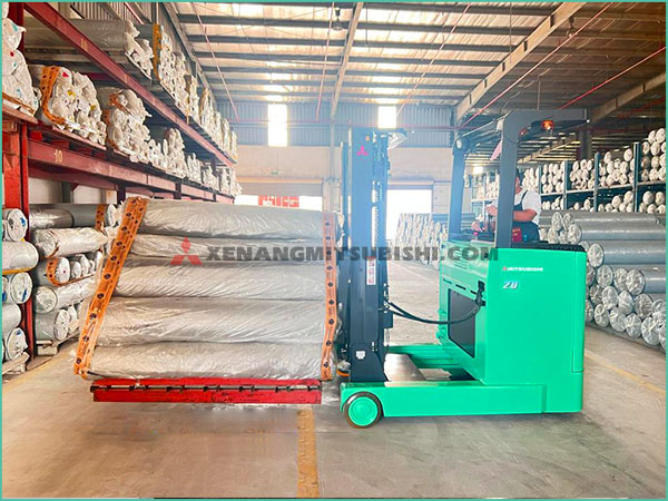 Khả năng nâng tải của xe nâng điện đứng tối ưu không bị giảm khi nâng hàng.
